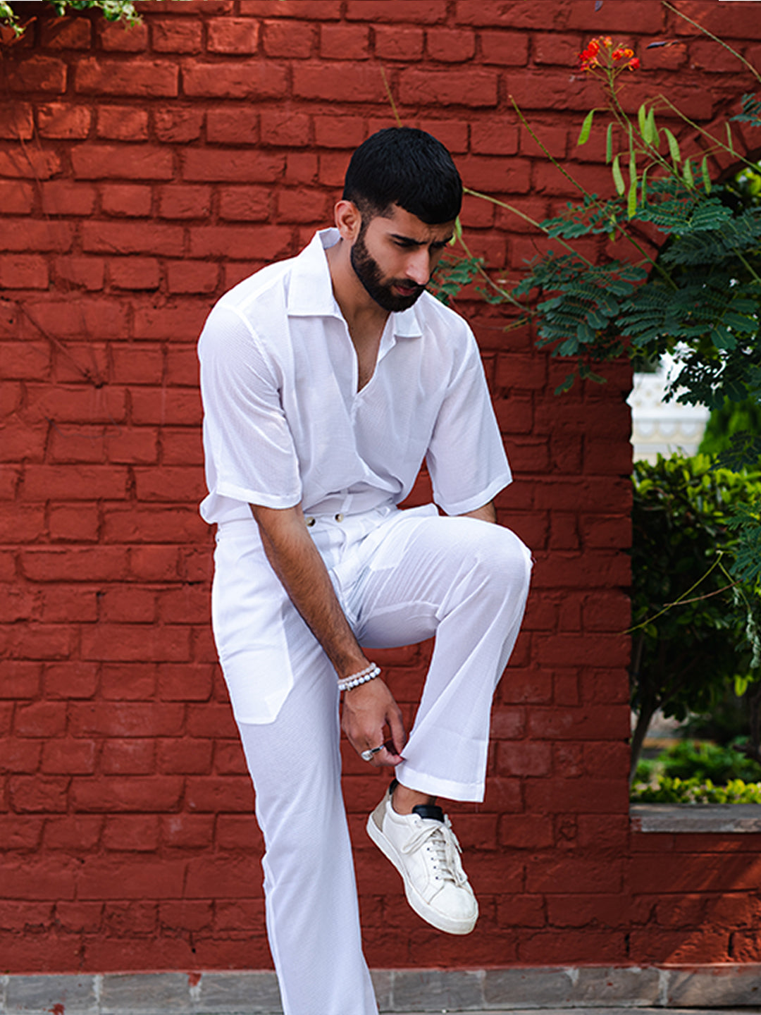 White Pants with Grey Shirt Relaxed Outfits For Men In Their 30s (4 ideas &  outfits) | Lookastic